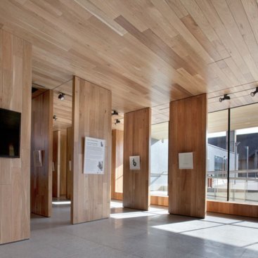 .+The+timber+element+folds+to+become+a+ceiling+and+walls+creating+a+gallery+exhibition+space+on+the+southern+end