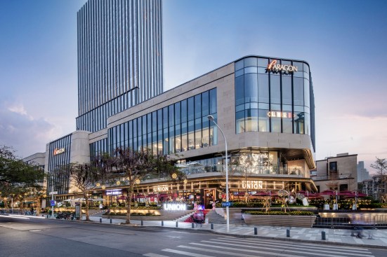 Intimate connection with the outdoor pedestrian street