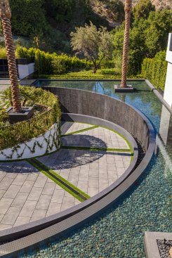  Modern Los Angeles home circular driveway and pond water feature.