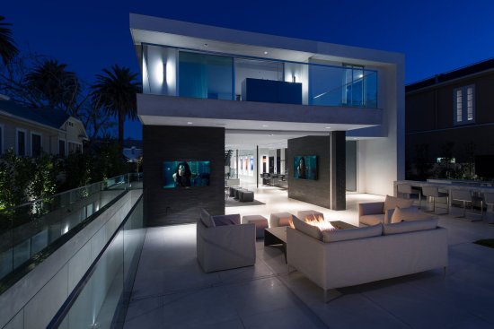 Georgina Avenue Santa Monica modern home outdoor terrace seating