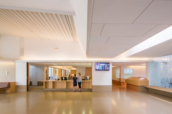 Welcome lobby: open & transparent