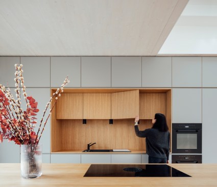 The open-plan kitchen with freestanding cooking and working area as well as custom-made fixtures.