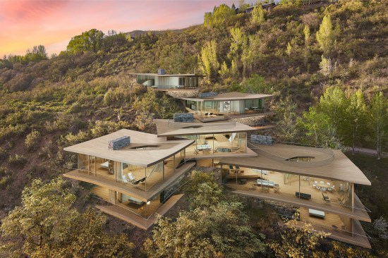 Each of the five pavilions orients differently to the surrounding views, extending over the natural topography and maximizing sun exposures with the rotations of the plan around the site.