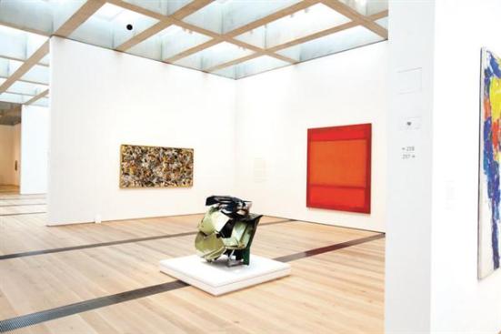 The+gallery+walls%2c+which+stand+1-foot-thick%2c+also+follow+the+rectilinear+ceiling+grid.