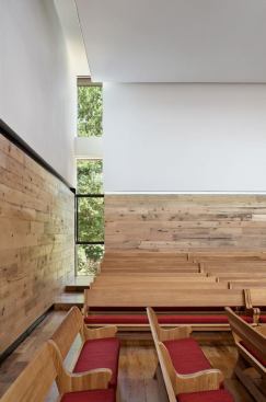 The east and west walls meet the ceiling and form large reveals. Additional rows of concealed fluorescents wash the surfaces where daylight can’t reach. Double-lamp asymmetric fixtures diffuse the light from the upper walls. The T5HOs provide 40 footcandles and achieve a 20 percent energy savings.