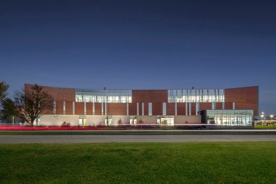 The project’s primary external elevation subtlety expresses the stratified programmatic mix while honoring and elevating the vernacular of the existing campus: red brick blend, tan and white accent elements.