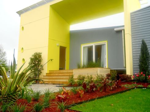 Because the competition permitted only a few windows, the winning design brought more air and light into the interior of the house by installing a series of sliding-glass doors into the walls.