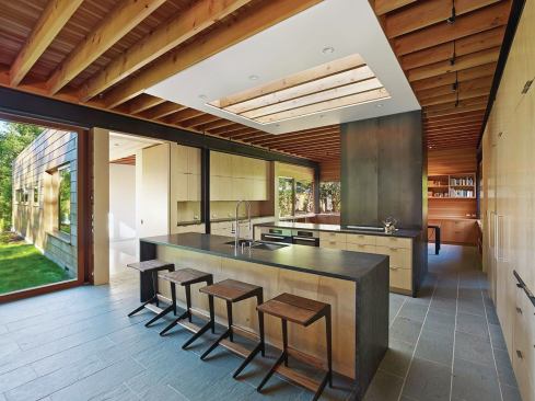 A slight rotation in the grid of the plans allows the living room bar to open up to the landscape.