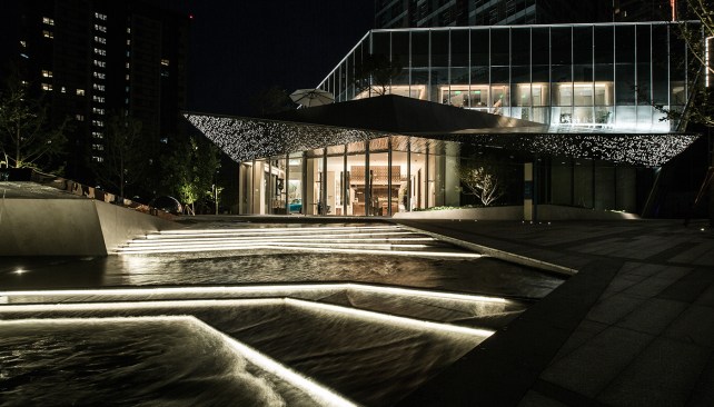 Echoed in the landscape, the texture and angles of the building draw together the whole site.