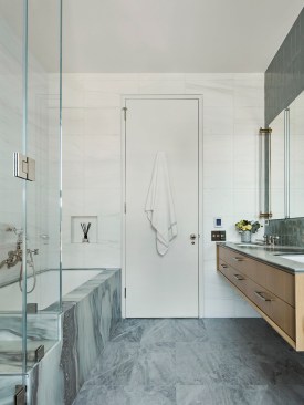 En-suite primary bathroom