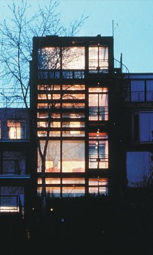 A double height middle level maximizes rear views of the Potomac River.