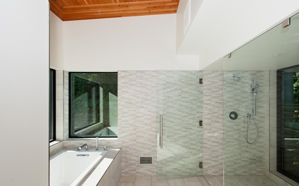 Hillside House bathroom