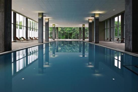 Hovey selected concrete for the building structure because it is the cheapest material available for condominium complexes in the Chicago area, but he celebrates it in areas like the fourth-floor pool and spa, with its crisply formed columns.