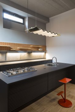 Kitchen with custom designed ZAG lamp and POI modular system
