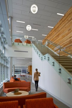 Plenty+of+seating+is+available+for+collaborating+and+socializing.