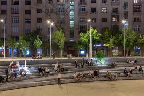 The lighting of the square creates an attractive night atmosphere. The square therefore remains very lively at night when various types of users meet. 