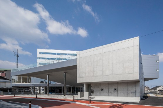 An entrance that draws people in and creates a lively atmosphere.