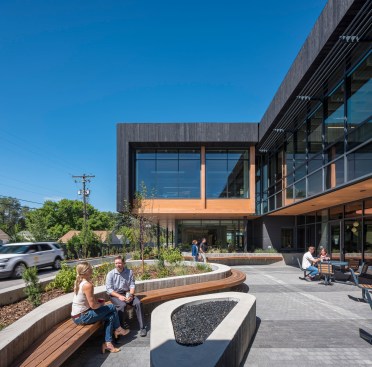To maintain a visual connection to the lush natural surroundings, the new addition shelters a courtyard planted with regionally-important red oak trees and lavender.