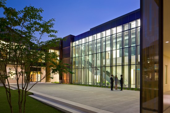 Auditorium+seen+at+dusk+at+the+end+of+the+courtyard