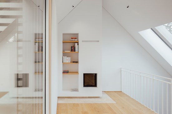 In the attic, an open gallery offers a semi-private lounge that is intensively lit via skylights and a roof terrace.