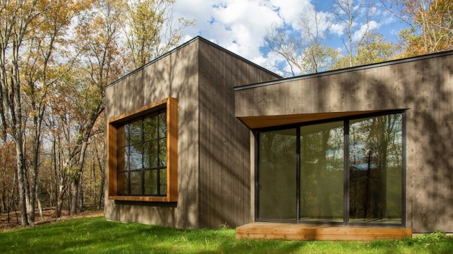 A masterpiece of dimensions, the 2,750 square foot property is designed with an arrangement of volumes that gracefully split, rotate, and converge.
