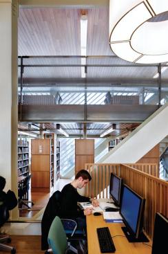 Workstation with view out through fa?ade