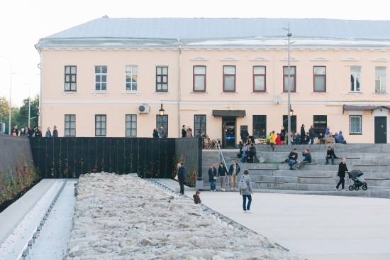 Khokhlovskaya Square is a new type of square in Moscow and attracts a new generation of Muscovites. 