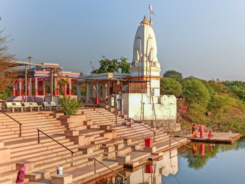 pause points on the steps through platforms and ‘otlas’

