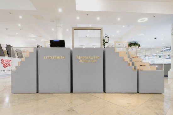 Front of the jewellery stand