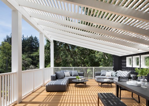 Andrew Mann integrated the indoors and outdoors seamlessly with a continuous deck that runs  along the rear spine of the house. 