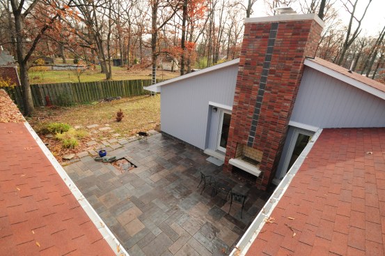 GriD Courtyard House_courtyard view from roof