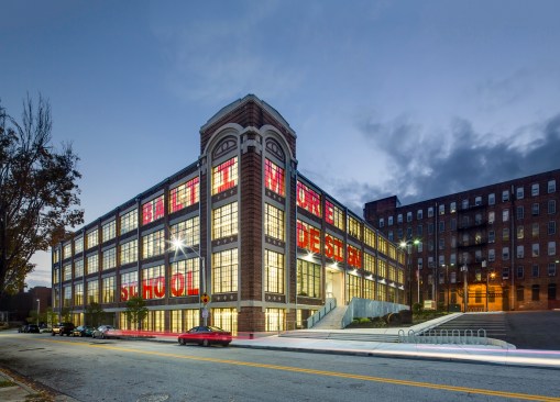 The+combination+of+modern+design+in+a+historical+district+has+been+praised+for+its+restraint.