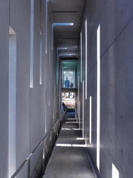 The+main+circulation+for+the+museum+is+a+series+of+ramps+that+are+contained+within+the+wrapper+but+not+isolated+from+the+elements