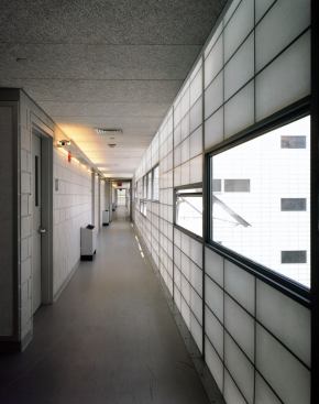 Although+the+original+proposal+from+PKSB+called+for+extensive+glass+cladding%2c+much+of+it+was+actually+built+with+Kalwall.+
