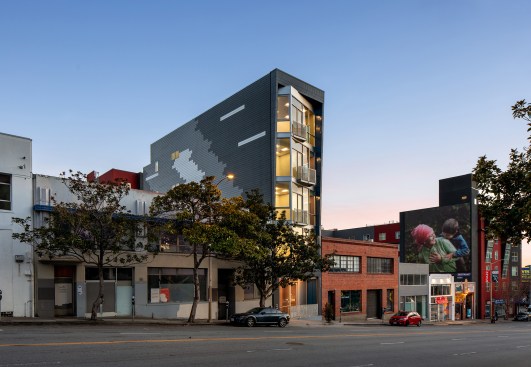 The Harrison Street facing façade can be admired amongst the traffic jam that typically awaits the onramp to the San Francisco-Oakland Bay Bridge.