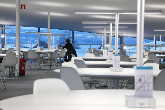 Rolex Learning Center, EPFL, Lausanne, Switzerland. Interior view of the library space.
