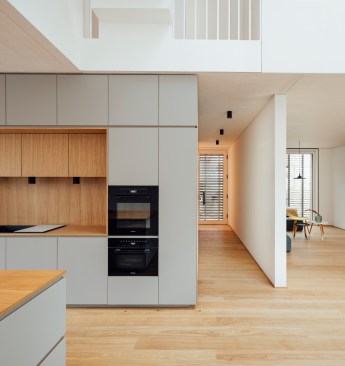 The areas for cooking, eating and living (rear right) are arranged in an L-shape.