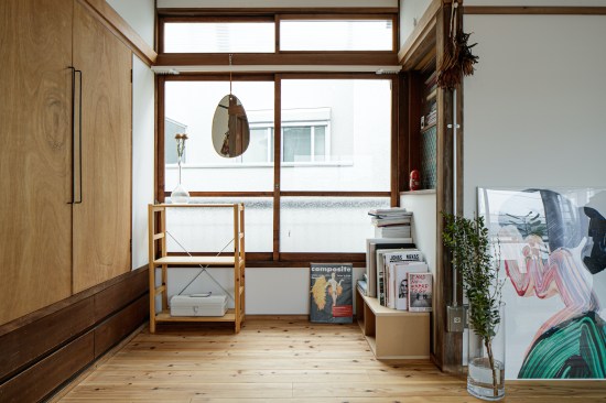 According to needs, the 2nd floor can be used as living or workspace