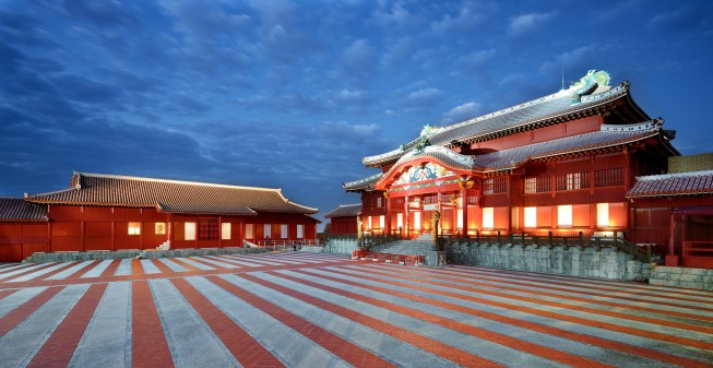 The Una, or courtyard, in front of the Seiden, or main hall (at right), where the kings of Ryukyu held court