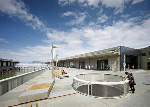 A+new+public+plaza+between+the+museum+on+Pier+15+and+neighboring+Pier+17+is+filled+with+outdoor+exhibits%2c+including+a+fog+bridge.