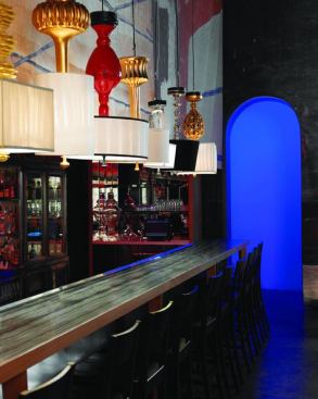 Mixing of lamps continues at the bartop: this is done with higher light levels to create visual focus. Linear LED color-changing backlit ceilings provide visual interest at the corridors via presets containing carefully selected color options.