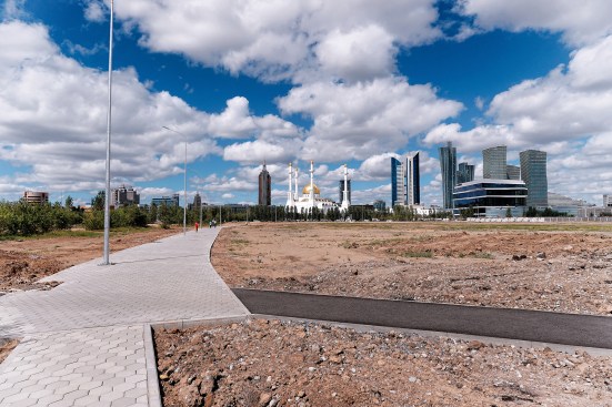 Where the sidewalk begins? Vast areas of Astana remain under construction, and superscaled blocks make pedestrian life challenging.