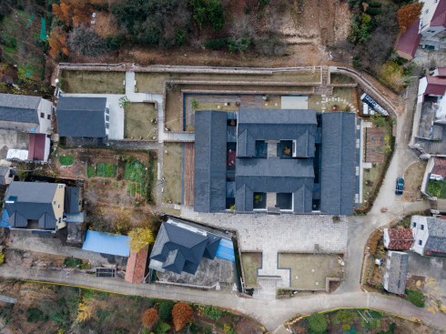 The arrangement of the space kept axisymmetric with two main courtyard surrounded by two wings