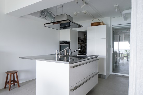 The small studio can be hidden behind a white curtain