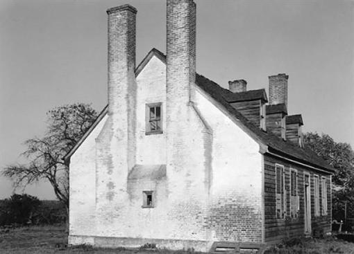 A hyphen (bottom) links the new additions to the original house (left, in 1939). The weathered brick chimney wall, left in its natural state, reveals the layers of history embedded in the project.