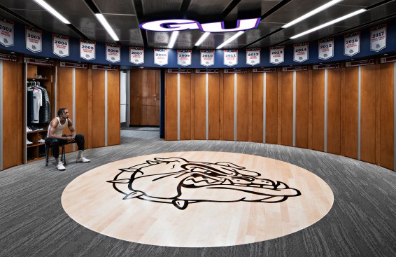 The circular arrangement of the men’s locker room encourages conversation and camaraderie. The adjacent players’ lounge features comfortable seating, a snack bar and study space.