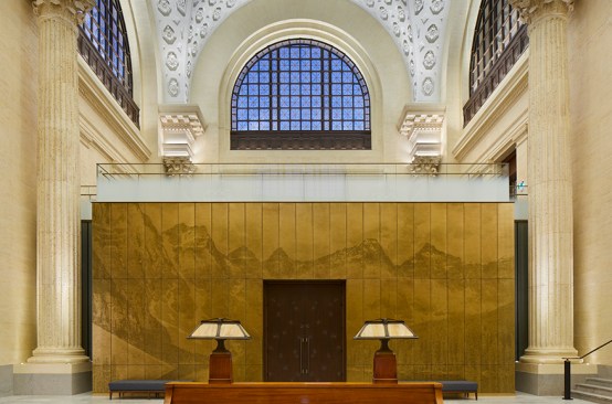 Two Committee rooms added in the General Waiting Room feature acoustic-absorbing bronze panels with large-scale photographic images of landscapes rendered as half-tone images. 