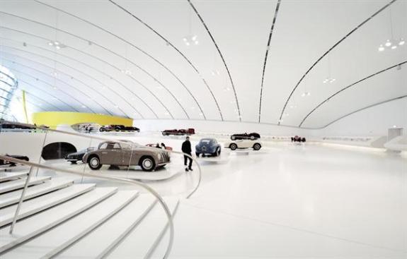 The+exhibit+floor+slopes+down+more+than+16+feet%2c+and+specially+designed+stands+elevate+the+cars+1.6+feet+above+the+ground.