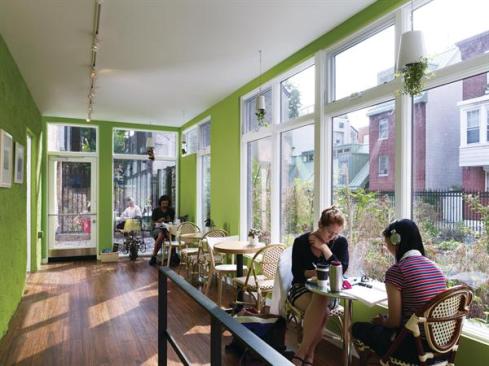 Working with less than 10 feet, the architects inserted an open-plan seating area on the ground floor adjacent to the existing cafe.