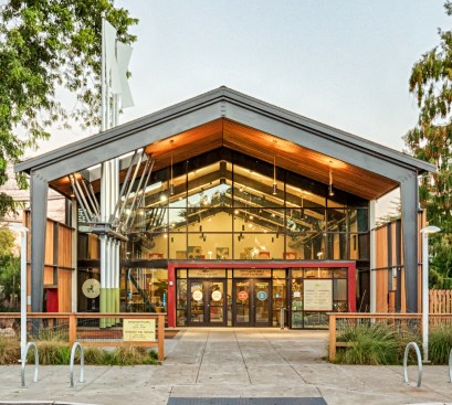 The entrance to the interactive Museum and
learning spaces with a view of the Zoo to the
left.